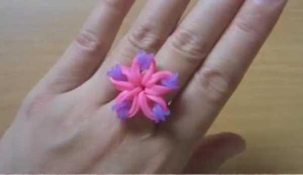 Как сплести колечко из резинок. Кольцо из резинок. Как сплести кольцо с цветком. Кольцо из резинок для плетения. Плетеные кольца из резинок.