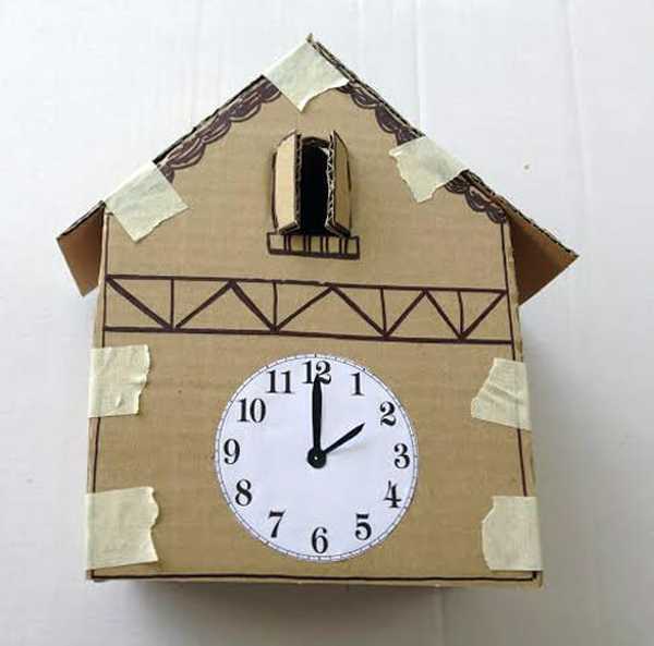 часы с кукушкой из картонной коробки. новогодние часы из коробки. часы с кукушкой поделка. часы из гофрокартона. поделка часы в детский сад.
